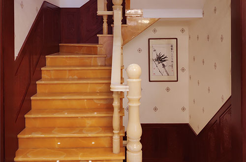 港北中式别墅室内汉白玉石楼梯的定制安装装饰效果